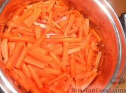 Котлеты морковные: Поместить в кастрюлю, залить холодной водой и поставить на огонь.