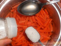 Котлеты морковные: Когда вода закипит, посолить, добавить сахар, 1 ст. ложку растительного масла и перемешать. Тушить на медленном огне в течение 15 минут.