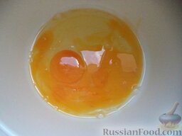 Простой рецепт блинов: В миску вбить яйца.