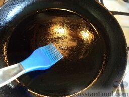 Простой рецепт блинов: Разогреть сковороду, смазать растительным маслом.