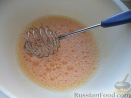 Простой рецепт блинов: Добавить к яйцам сахар и соль. Все взбить в пену венчиком или блендером.