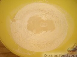 Пресное тесто для приготовления постных вареников: В миску просеять через сито муку, сделать в ней углубление. Понемногу подливая воду...