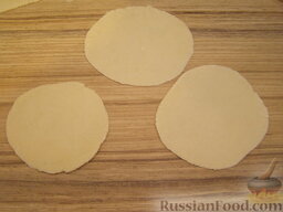 Пресное тесто для приготовления постных вареников: Раскатать из них тонкие лепешки.