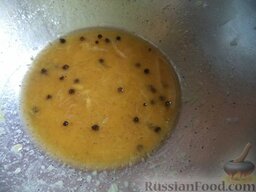Шашлык из окорочков: Смешайте растительное масло, лимонный сок, соль и перец.
