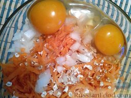Котлетки из овсяных хлопьев: 8-10 ст. ложек геркулеса, 2 яйца, соль, черный молотый перец, 1 нарезанный лук, 1 тертую морковь смешать. Посолить и поперчить по вкусу (по 0,25 ч. ложки).
