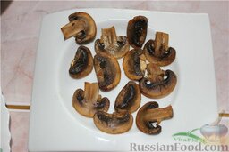 Шашлык из свинины в красном вине: Мясо  с  луком  петрушкой,  солью,  черным, специями.