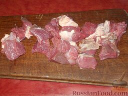 Шашлык из говядины в майонезе: Мясо порежьте на небольшие кусочки.