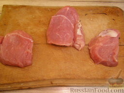 Мясо по-французски: Мясо нарезаем на порционные куски (толщиной 1 см).