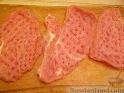 Мясо по-французски: Порционные куски вырезки или куриного филе отбиваем.