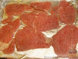 Мясо по-французски: Противень застилаем фольгой (лучше даже в два слоя). Выкладываем подготовленное мясо.    Включаем духовку для разогрева.