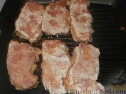 Антрекот из свинины: Обжарить в большом количестве масла до полуготовности. Для этого разогреть масло, выложить мясо, жарить на сильном огне 2 минуты.    Можно взять обычную сковороду или сковороду-гриль.