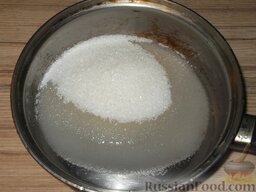 Варенье из черной смородины «Пятиминутка»: Сделать сироп: сахар залить водой, поставить на средний огонь. Нагревать, помешивая, до полного растворения сахара.