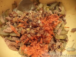 Салат из куриной печени и моркови: Затем добавляют в емкость с печенью и огурцом лук и морковь, смешивают с готовой массой.