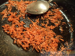 Салат из куриной печени и моркови: Разогревают сковороду, наливают половину растительного масла. Морковь обжаривают в растительном масле на среднем огне, помешивая, 1-2 минуты. Охлаждают.
