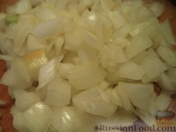 Салат из куриной печени и моркови: Репчатый лук очищают, моют, нарезают кубиками или кольцами.