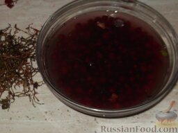 Джем из красной смородины: Как приготовить джем из красной смородины:    Спелую красную смородину очистить, промыть тщательно в проточной воде.