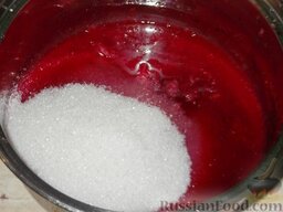 Джем из красной смородины: Сок красной смородины поставить на огонь, непрерывно помешивая, довести до кипения и кипятить 30 мин. Затем добавить к нему сахар и еще кипятить 10 мин.
