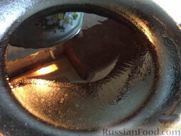 Грибная подлива: Приготовить мучную заправку из 2-3 ст. л. муки и ложки масла. Для этого поставить сковороду на огонь, разогреть. Налить растительное масло.