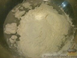 Вареники настоящие украинские: Замесить тесто, как обычно для пельменей. Для этого смешать муку, соль и воду.