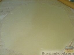 Вареники настоящие украинские: Подпылить стол мукой. Затем тонко раскатать тесто (до толщины 2-2,5 мм).