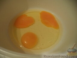 Суп с клецками (постный) (4 порции): Сделать клецки. Для этого в миску разбить яйца.