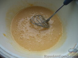 Суп с клецками (постный) (4 порции): Яйца и сметану тщательно размешать, потом взбить венчиком в пену.