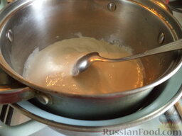Суп с клецками (постный) (4 порции): Перелить тесто в кастрюлю и поставить ее в другую кастрюлю с горячей водой, дать воде кипеть до тех пор, пока тесто не сварится.