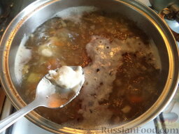 Суп с клецками (постный) (4 порции): Чайной ложкой отделять маленькие клецки, стараясь делать их одинаковыми по величине и форме, и опускать в кипящий суп.