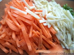 Суп с клецками (постный) (4 порции): Морковь и корень петрушки очистить, вымыть, нарезать мелко соломкой или кубиками.