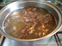 Суп с клецками (постный) (4 порции): Посолить суп, добавить подрумяненный в растительном (или сливочном) масле лук, долить воды, если есть необходимость.