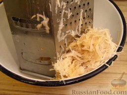 Оладьи из картофеля и тыквы: Картофель очистить от кожуры и вымыть. Тоже натереть на мелкой терке.  Натирать картофель нужно как можно быстрее, так как он интенсивно темнеет.