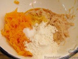 Оладьи из картофеля и тыквы: Соединить тыкву и картофель. Добавить муку, желтки, соль.
