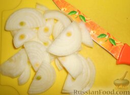 Картофель, тушенный с печенкой: Почистить и нарезать лук полукольцами толщиной 0,3 см.