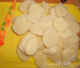 Картофель, тушенный с печенкой: Затем нарезать кружками толщиной 0,5 см. Посолить.