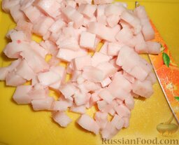 Картофель, тушенный с печенкой: Нарезать небольшими кубиками свиное сало.
