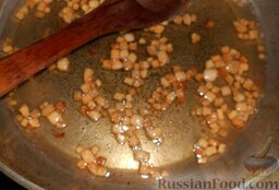 Картофель, тушенный с печенкой: Разогреть сковороду и растопить сало. Это займет 5-7 минут. Можно заменить растительным маслом или использовать топленый жир.