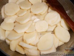 Картофель, тушенный с печенкой: Выложить картофель на сковороду.