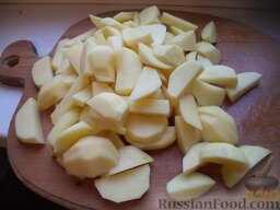 Куырдак по-казахски: Картофель очистить, помыть, нарезать мелкими дольками.