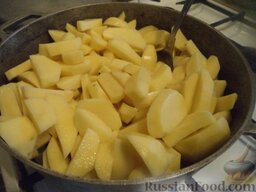 Куырдак по-казахски: После этого положить нарезанный мелкими дольками картофель.