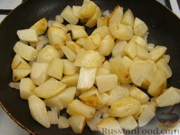 Жаркое по-домашнему: Картофель обсушивают и выкладывают на сковороду к салу. Обжаривают со всех сторон до золотистого цвета (10-15 минут).