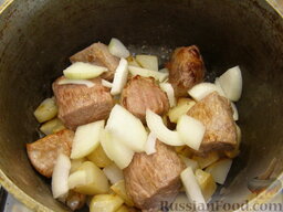 Жаркое по-домашнему: Мясо кладут в кастрюлю (или казан) слоями вперемешку с обжаренным картофелем и луком, нарезанными дольками.