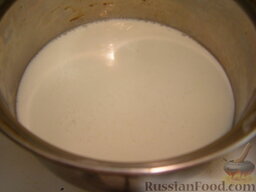 Каша геркулесовая: Разбавить водой молоко, налить в кастрюлю, довести до кипения.