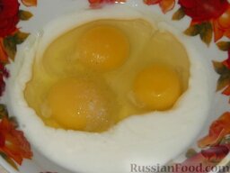 Омлет с патиссонами: Яйца взбивают с молоком. Солят.
