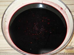 Вино из тутовой ягоды (шелковицы): Отжать сок. В среднем из 1 кг шелковицы получается 500-600 г сока.