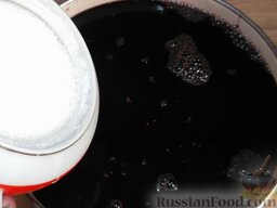 Вино из тутовой ягоды (шелковицы): Добавить 150 г сахара на каждый литр разбавленного сока.