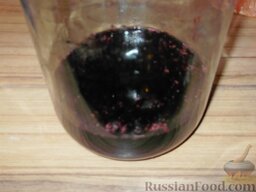 Вино из тутовой ягоды (шелковицы): Перелить в банки, поставить на 5-6 дней для брожения.