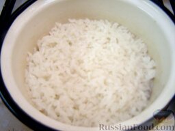 Каша рисовая с тыквой: Заливают водой и варят 10 минут на среднем огне.
