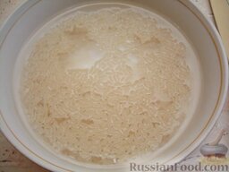 Запеканка из рисовой каши с изюмом: Как сделать рисовую запеканку из каши с изюмом:    Рис промывают.