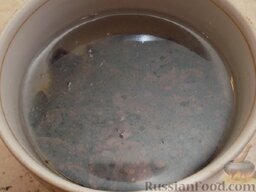 Запеканка из рисовой каши с изюмом: Изюм моют в теплой воде и обсушивают салфеткой.