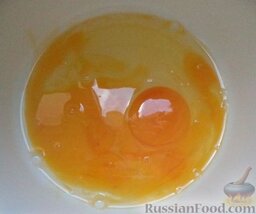 Хворост: Как приготовить быстрый хворост:    Яйца разбить в миску. Посолить.